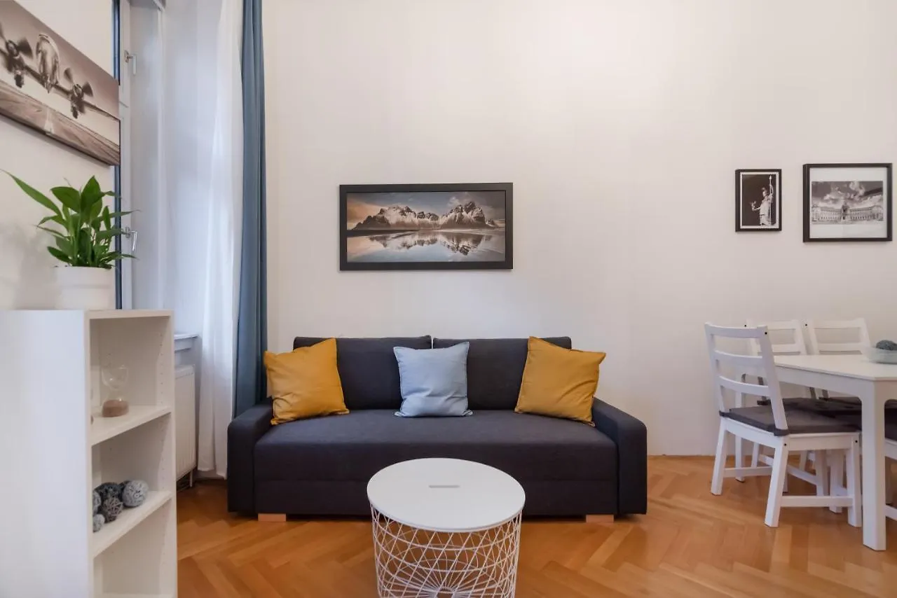 Zentrale Ruhelage Im Typischen Wiener Altbau Apartment Vienna