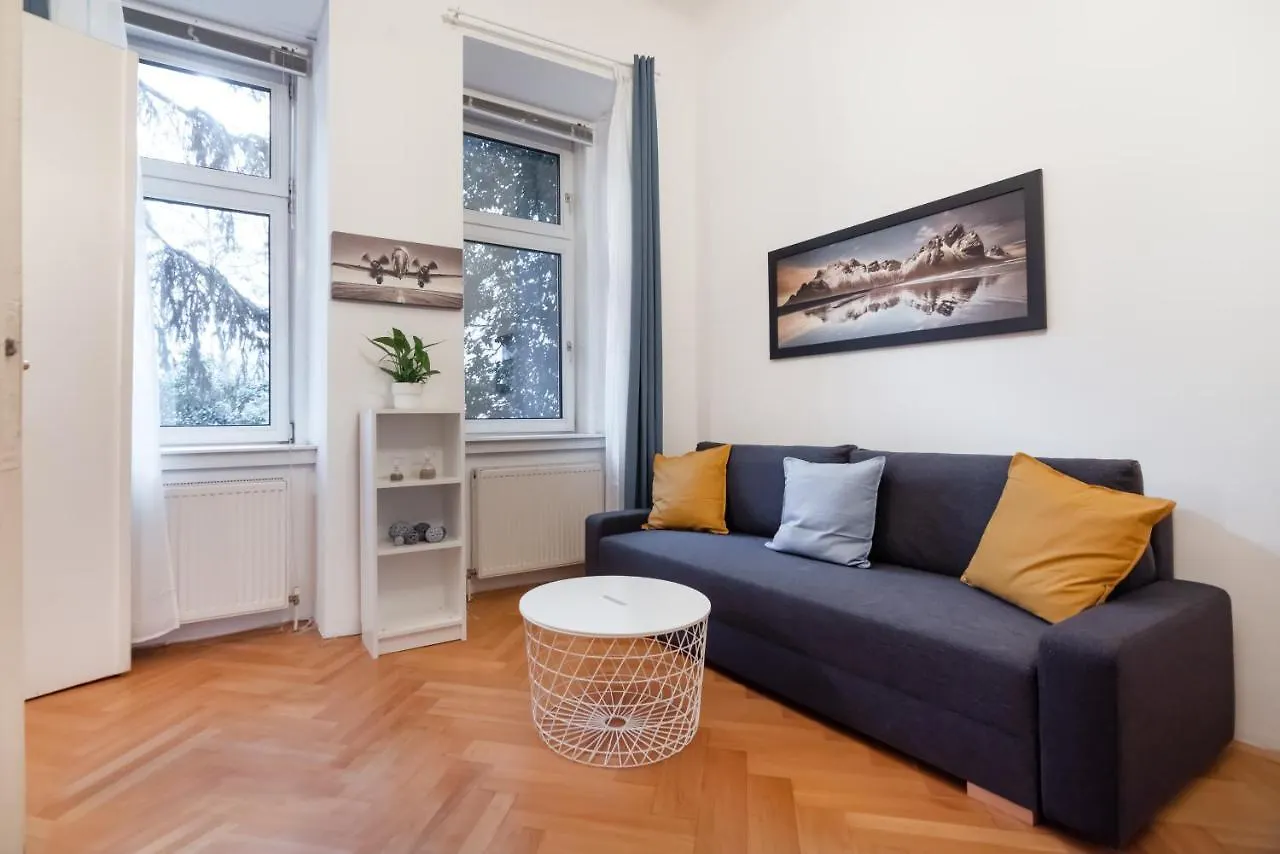 Zentrale Ruhelage Im Typischen Wiener Altbau Vienna