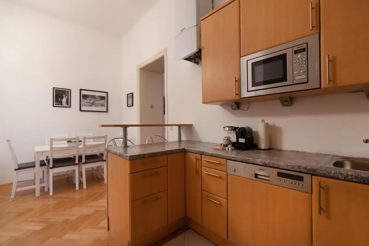Zentrale Ruhelage Im Typischen Wiener Altbau Apartment