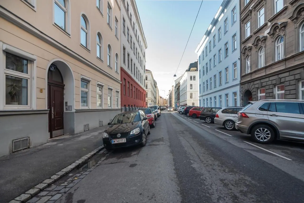 Zentrale Ruhelage Im Typischen Wiener Altbau Austria