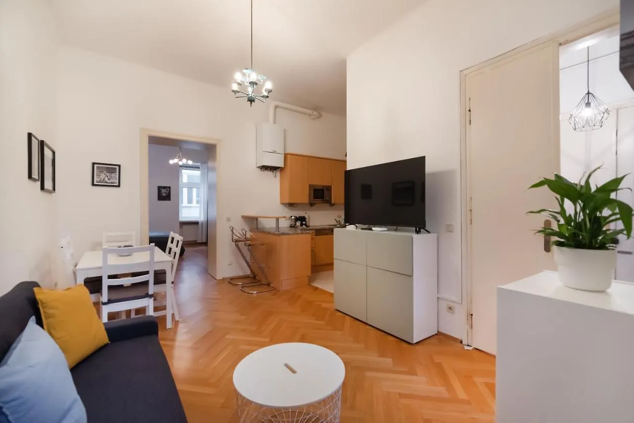Zentrale Ruhelage Im Typischen Wiener Altbau Viena