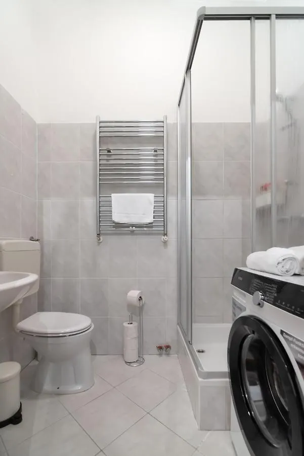 Zentrale Ruhelage Im Typischen Wiener Altbau Austria