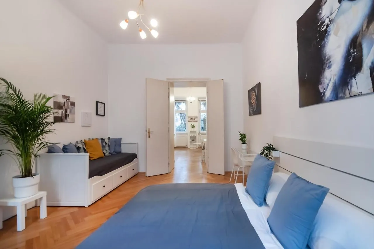 Zentrale Ruhelage Im Typischen Wiener Altbau Austria